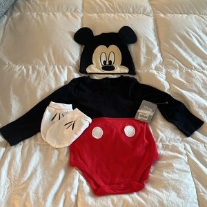 Disney Baby 4 pc Infant Onesie Set Size 18-24 Mos NWT